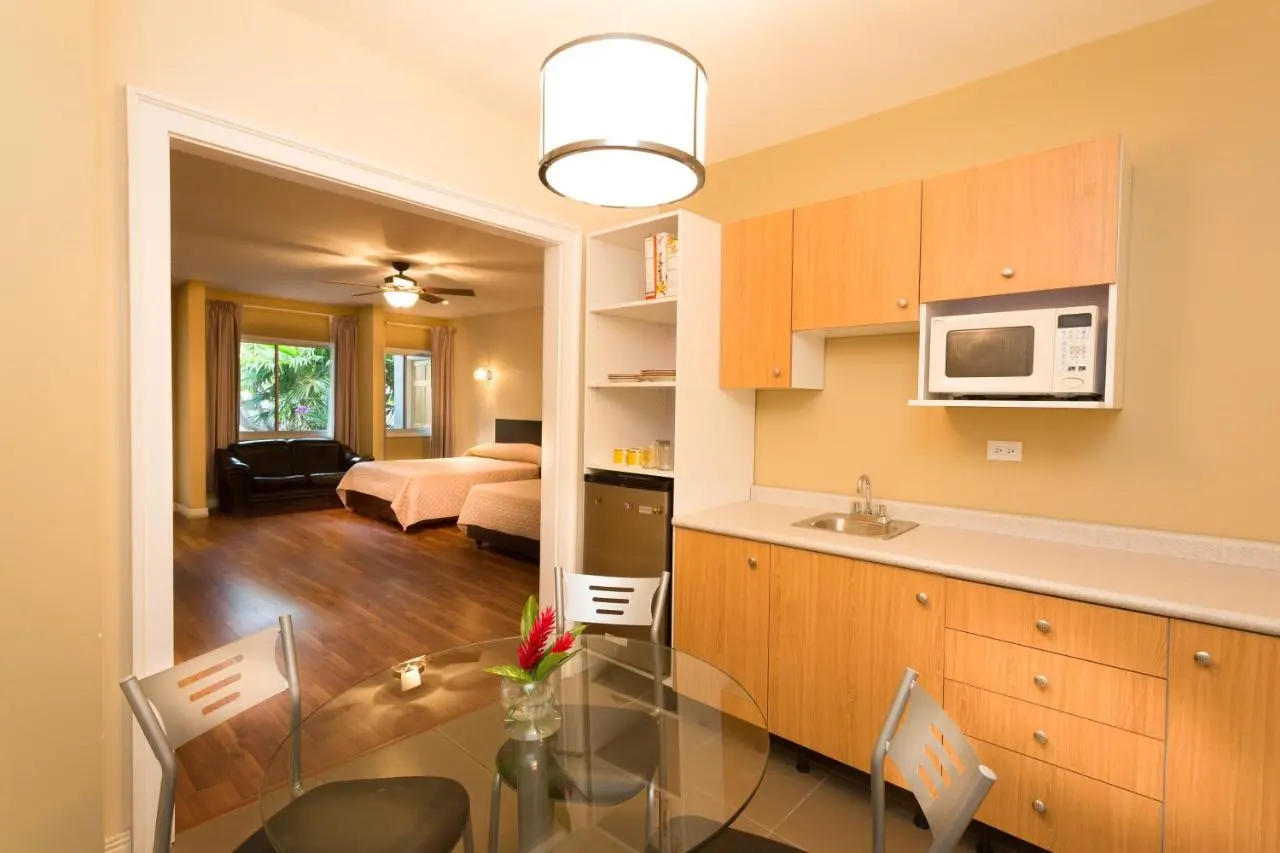 Cocina y comedor del alojamiento Airport Costa Rica B&B